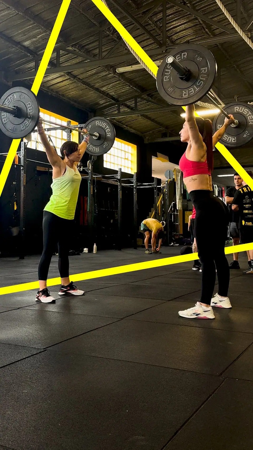 Atleta haciendo dominadas durante un WOD