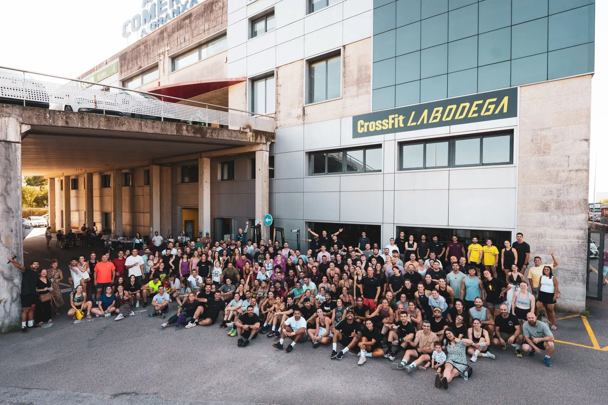 Atletas de las tres sedes de CrossFit Labodega celebrando juntos al terminar un entrenamiento